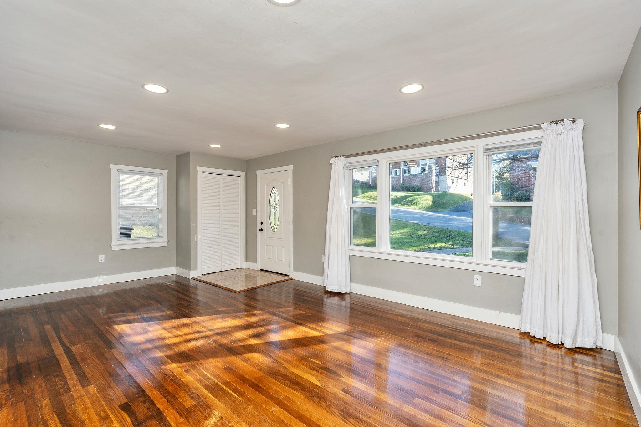 409 HENDREN AVE, STAUNTON, Virginia 24401, 3 Bedrooms Bedrooms, ,2 BathroomsBathrooms,Residential,409 HENDREN AVE,683522 MLS # 683522 409 HENDREN AVE, STAUNTON, Virginia 24401, 3 Bedrooms Bedrooms, ,2 BathroomsBathrooms,Residential,409 HENDREN AVE,683522 MLS # 683522