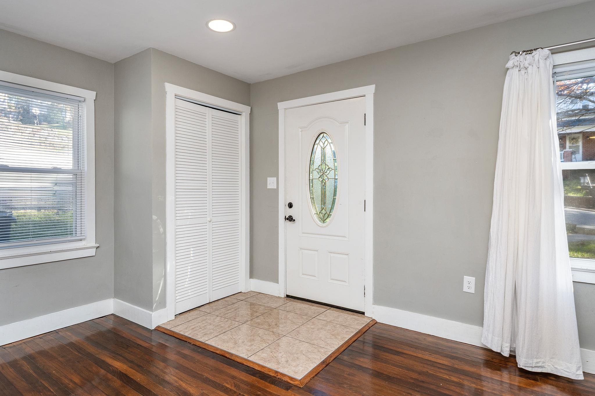 409 HENDREN AVE, STAUNTON, Virginia 24401, 3 Bedrooms Bedrooms, ,2 BathroomsBathrooms,Residential,409 HENDREN AVE,683522 MLS # 683522 409 HENDREN AVE, STAUNTON, Virginia 24401, 3 Bedrooms Bedrooms, ,2 BathroomsBathrooms,Residential,409 HENDREN AVE,683522 MLS # 683522