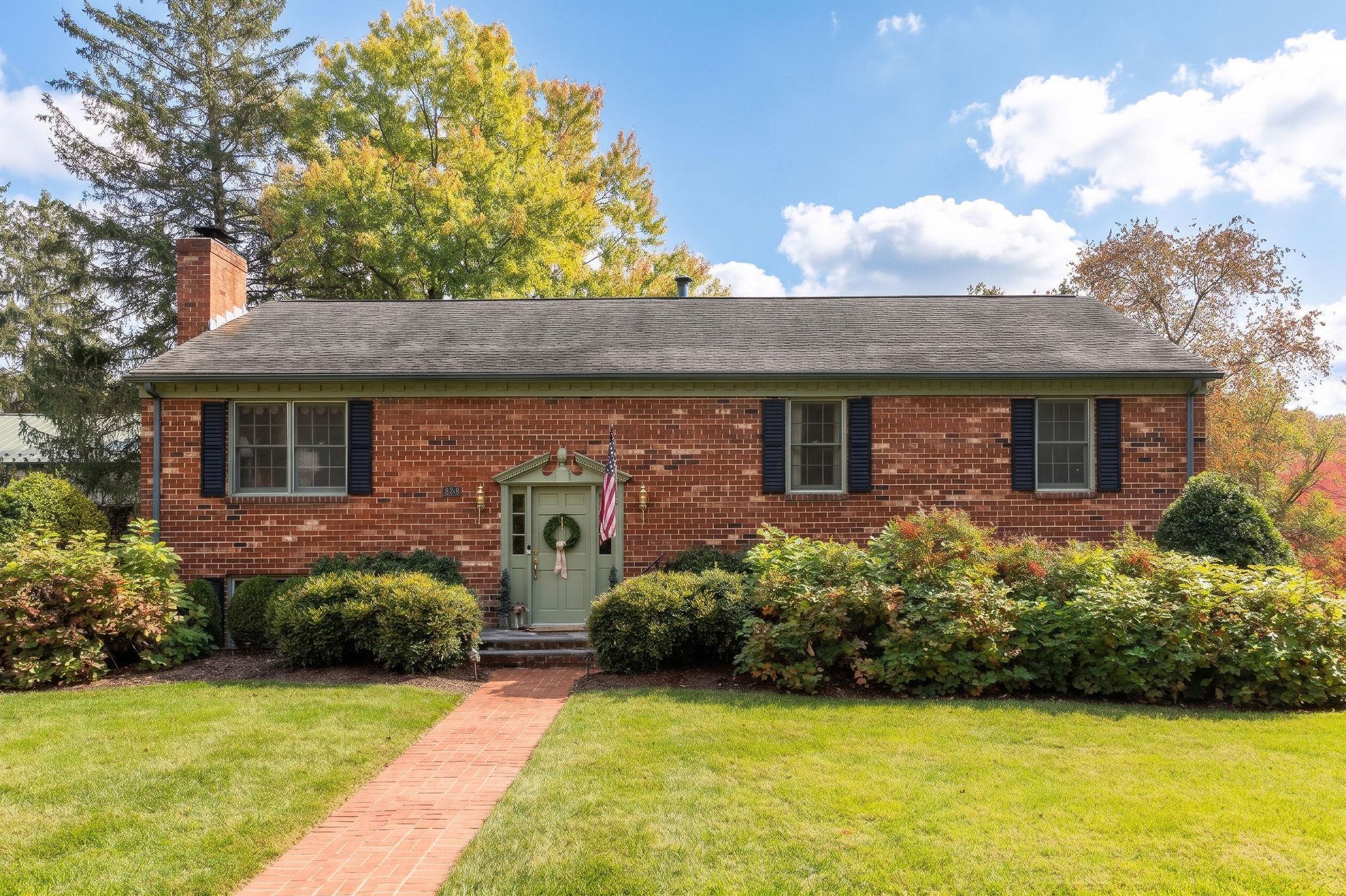 1029 RIDGEMONT DR, STAUNTON, Virginia 24401, 4 Bedrooms Bedrooms, ,3 BathroomsBathrooms,Residential,1029 RIDGEMONT DR,683547 MLS # 683547 1029 RIDGEMONT DR, STAUNTON, Virginia 24401, 4 Bedrooms Bedrooms, ,3 BathroomsBathrooms,Residential,1029 RIDGEMONT DR,683547 MLS # 683547