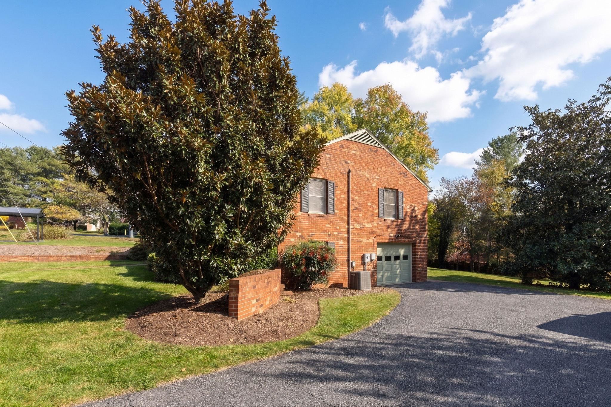 1029 RIDGEMONT DR, STAUNTON, Virginia 24401, 4 Bedrooms Bedrooms, ,3 BathroomsBathrooms,Residential,1029 RIDGEMONT DR,683547 MLS # 683547 1029 RIDGEMONT DR, STAUNTON, Virginia 24401, 4 Bedrooms Bedrooms, ,3 BathroomsBathrooms,Residential,1029 RIDGEMONT DR,683547 MLS # 683547