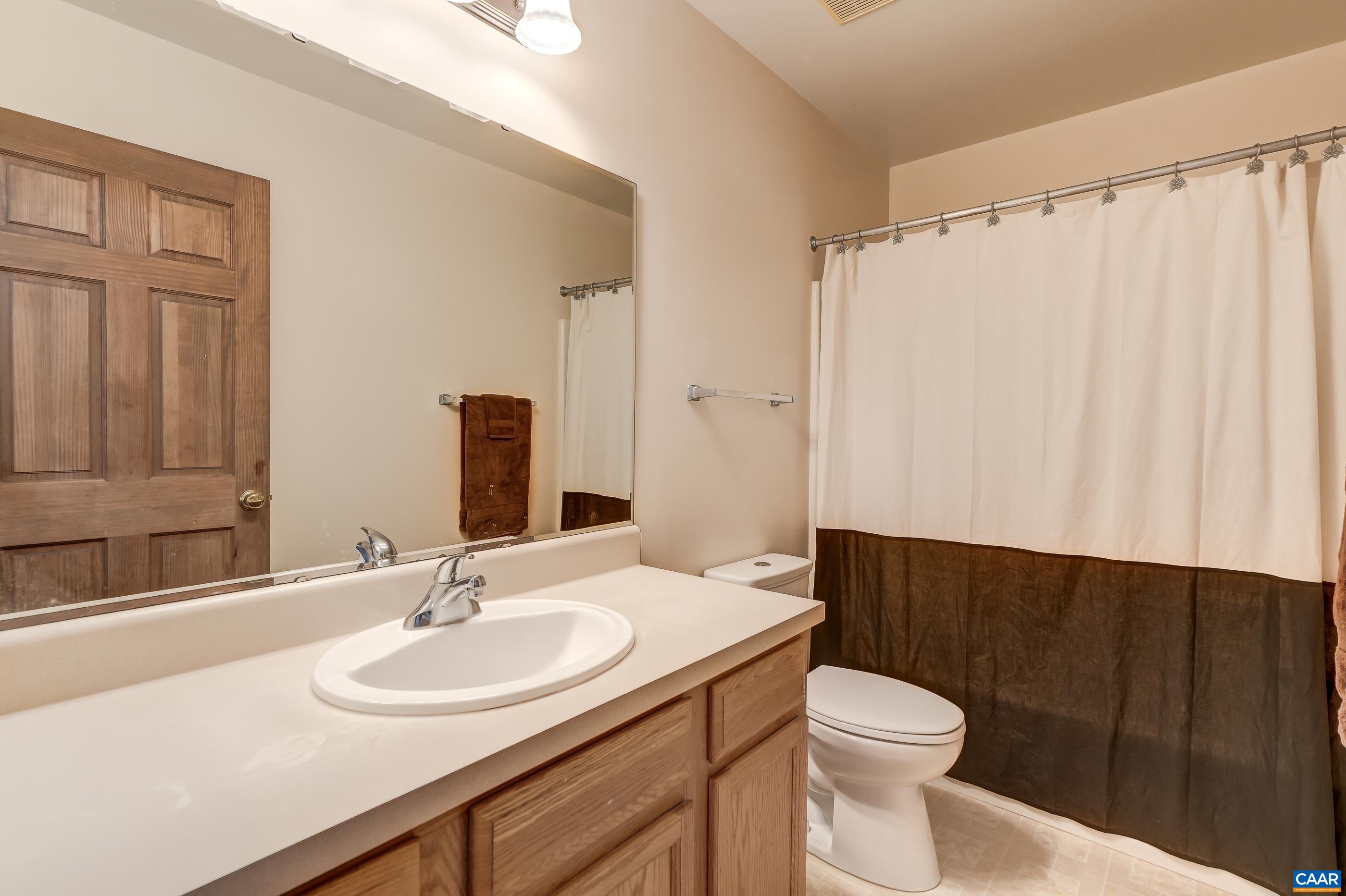 Full bathroom on second level. Full bathroom on second level.