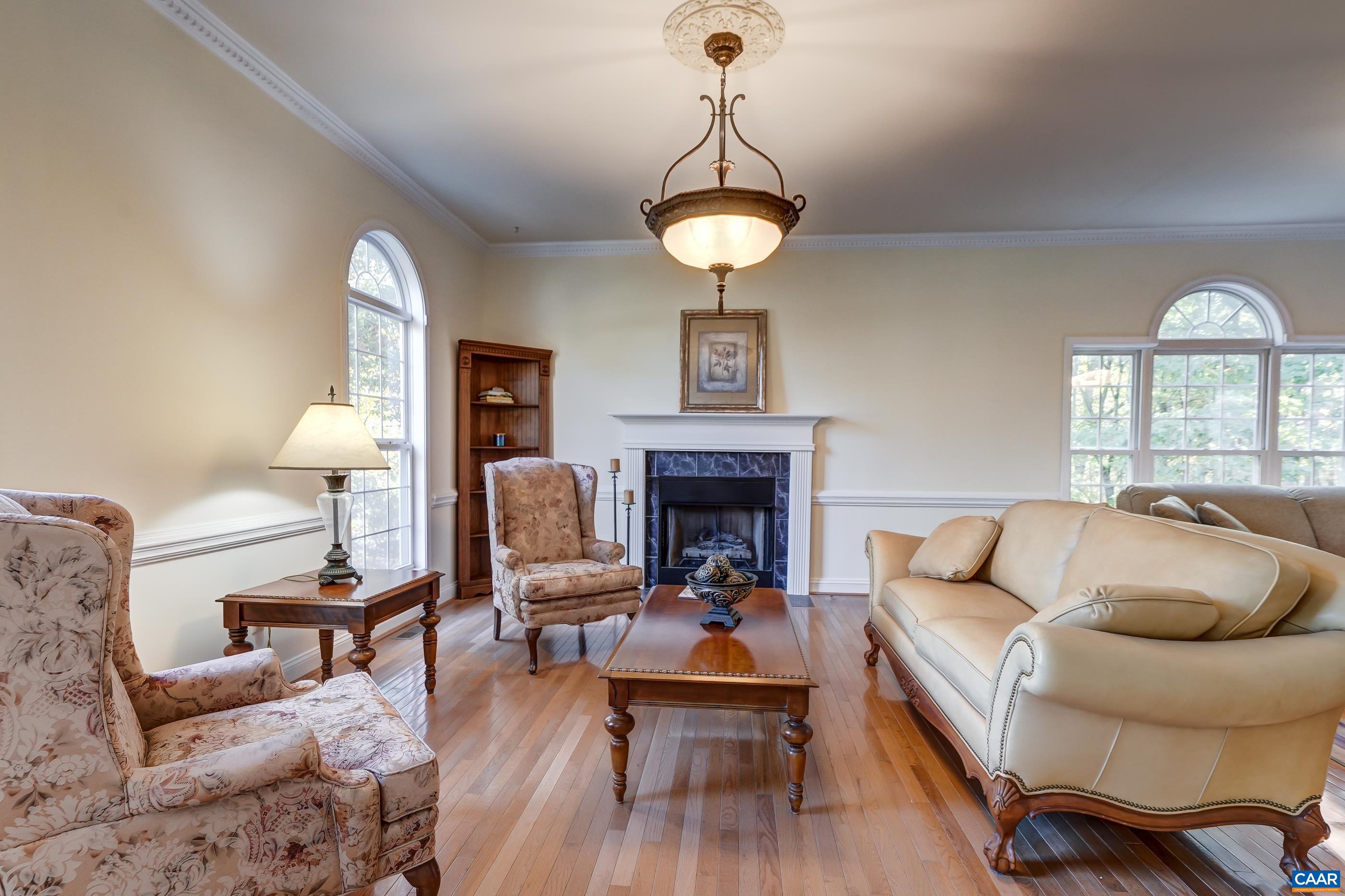 Arched windows and gas fireplace in the living room. Arched windows and gas fireplace in the living room.